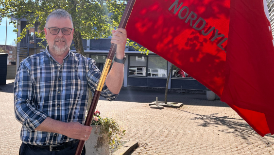 Kristian Gaardsøe med fanen - 1. maj 2022